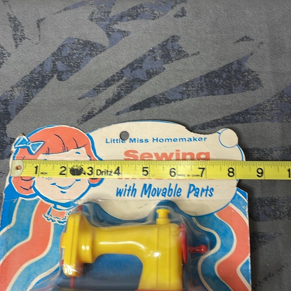 Vintage Little Miss homemaker sewing machine with movable parts, number 149 - Picture 5 of 6
